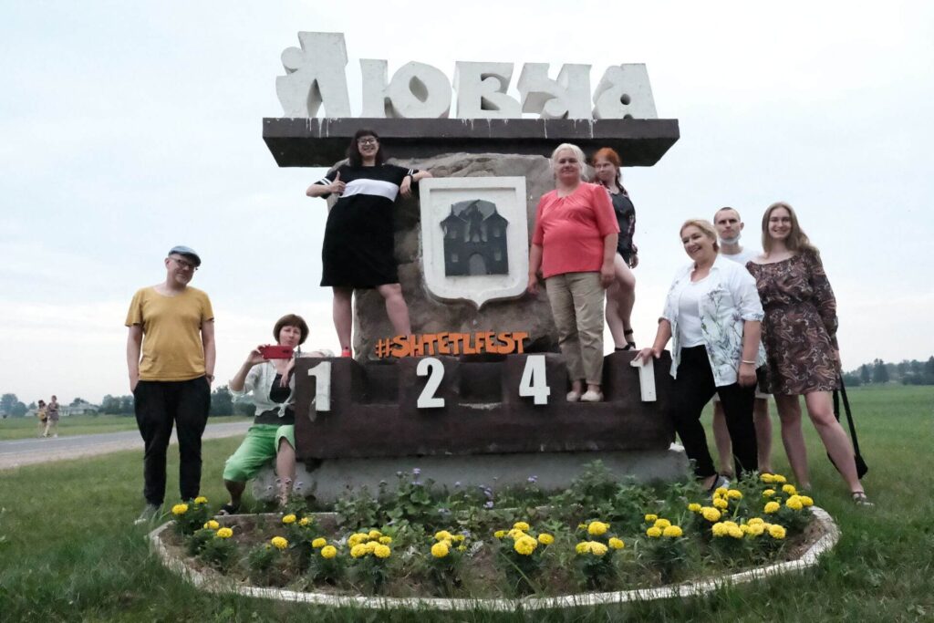 Дзень чацвёрты. Фота 1 (Павел Ганчар). Беларуская частка каманды Штэтлфэст ля помніка пры ўездзе ў гарадскі пасёлак Любча, Гродзенская вобласць