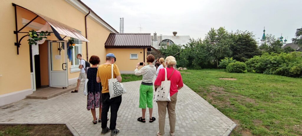 Дзень чацвёрты. Фота 2. Група каля ўвахода ў будынак былой сінагогі. Дом культуры, г.п. Любча