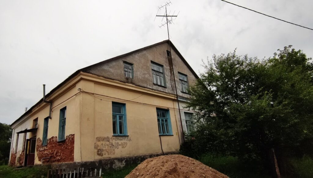 Дзень чацвёрты. Фота 5. Яўрэйская будынак побач з сінагогай